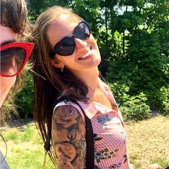 Meet your Posher, Jackie - Picture 2 of 3